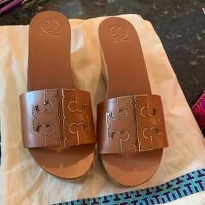 Tory Burch tan leather wedges size 8 (New)